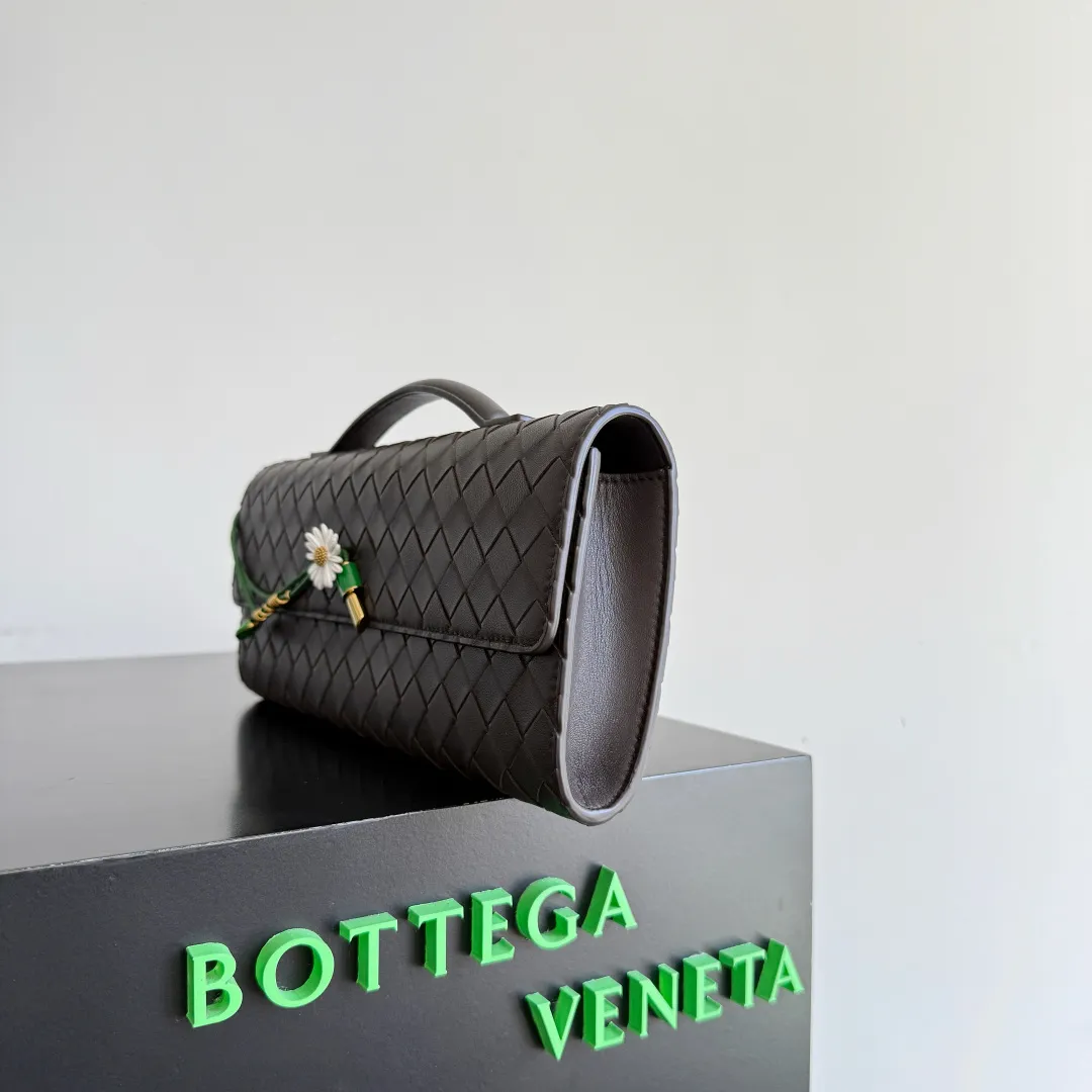 Batch 1720 Bottega Veneta clutch bags are shipping! The carefully crafted latch opening and closing is like a small key, giving us a sense of ritual every time we use this bag. The innovative design this time is to make the latch part into the shape of a small daisy. The originally elegant and restrained style instantly adds some playfulness, and matches with a skirt. Going out for a picnic or admiring the scenery will add to the overall look🌸🌸The heavily crafted daisy is lifelike and full of exquisiteness. The fixed rope is also decorated with a winding golden rope and a small leaf, echoing the daisy. The whole bag looks very coordinated. Style number: 836810 (741511) Size: 31*13*3cm